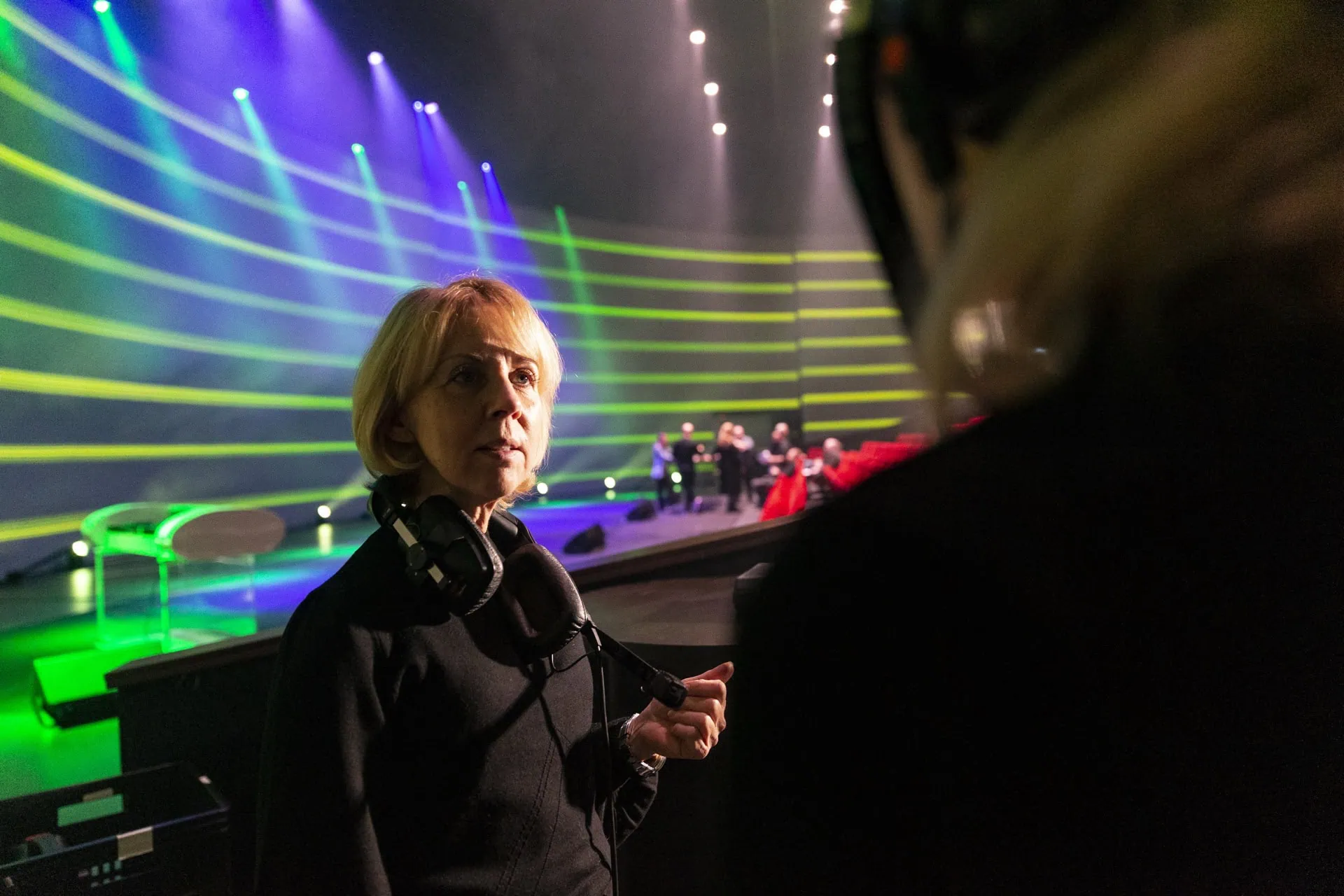 Bedrijfsevenement Amsterdam - regie backstage met zicht op het verlichte podium