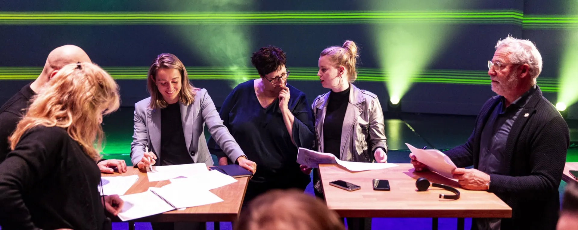 IINII team overlegt op het podium tijdens voorbereiding van een awardshow