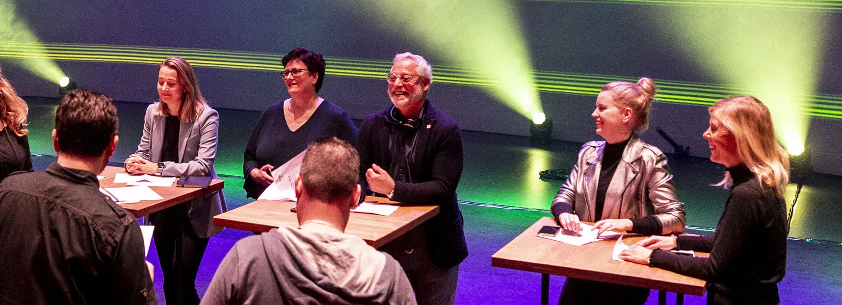 Congres organiseren - productieteam stemt de show af op het podium
