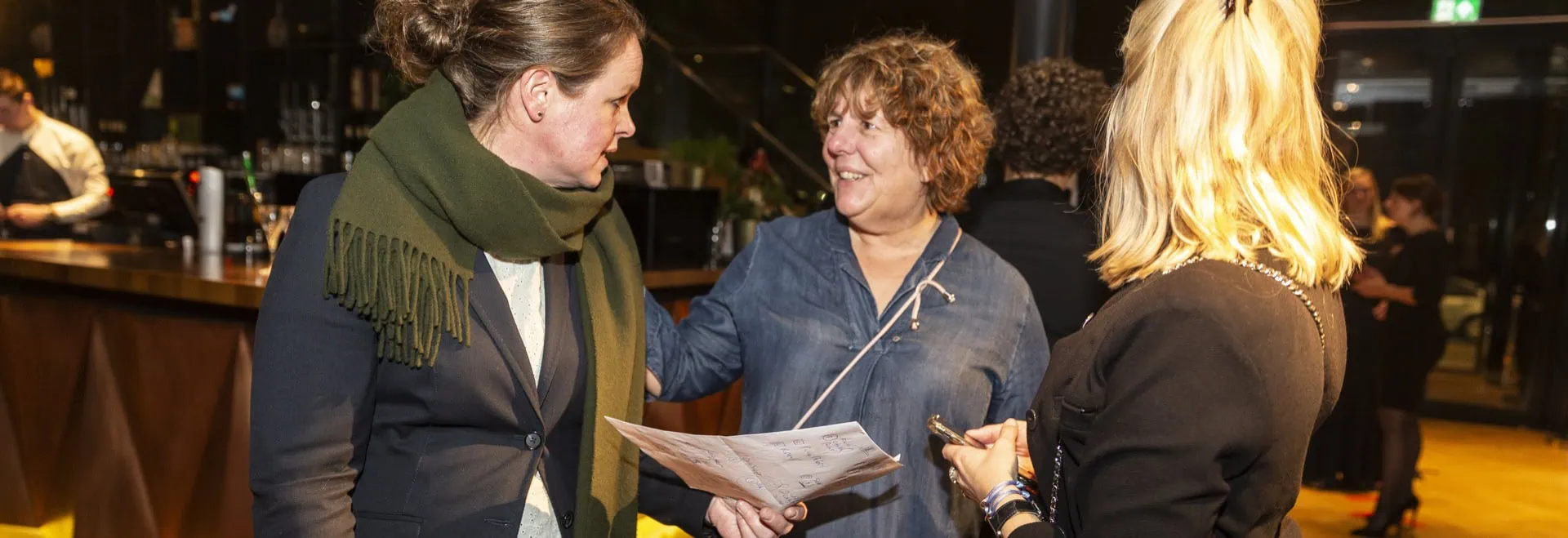 Bedrijfsevenement organiseren - gasten netwerken in de foyer tijdens een zakelijk event