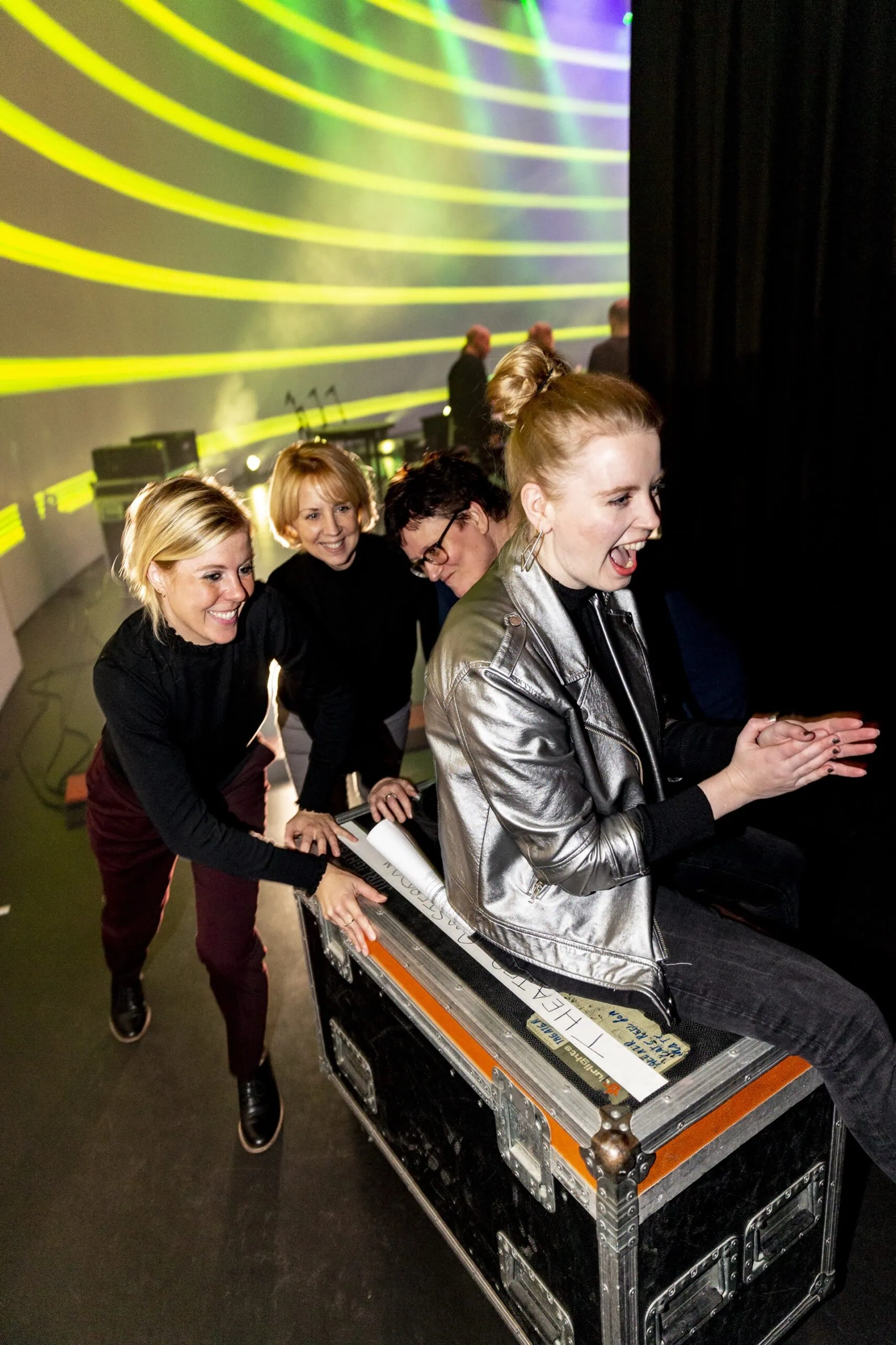 Teambuilding ideeën voor energie - team straalt plezier uit tijdens een bedrijfsevent