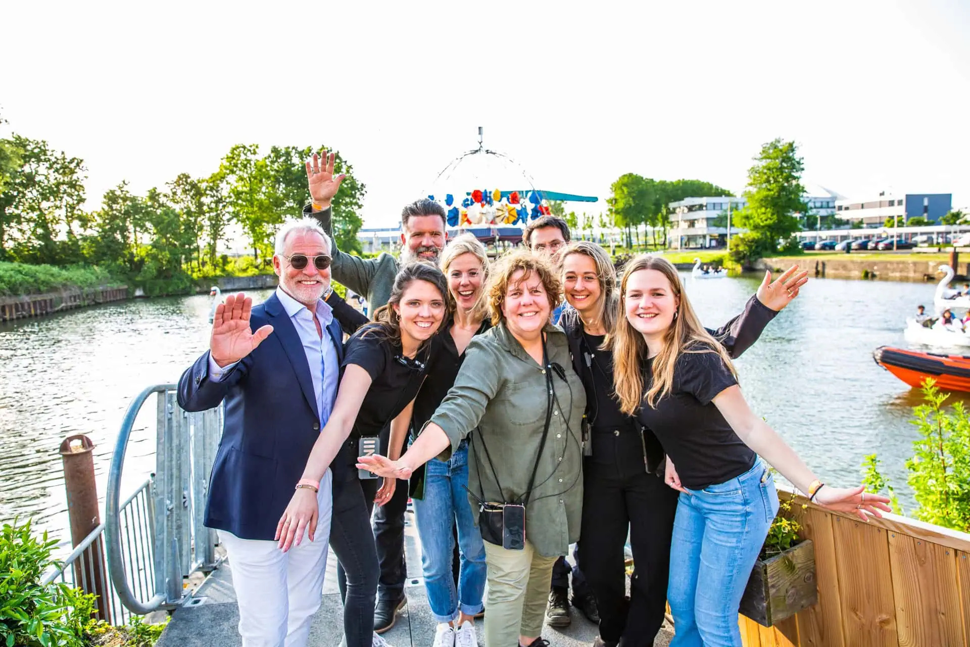 Outdoor teambuilding - team viert een geslaagde buitenactiviteit aan het water