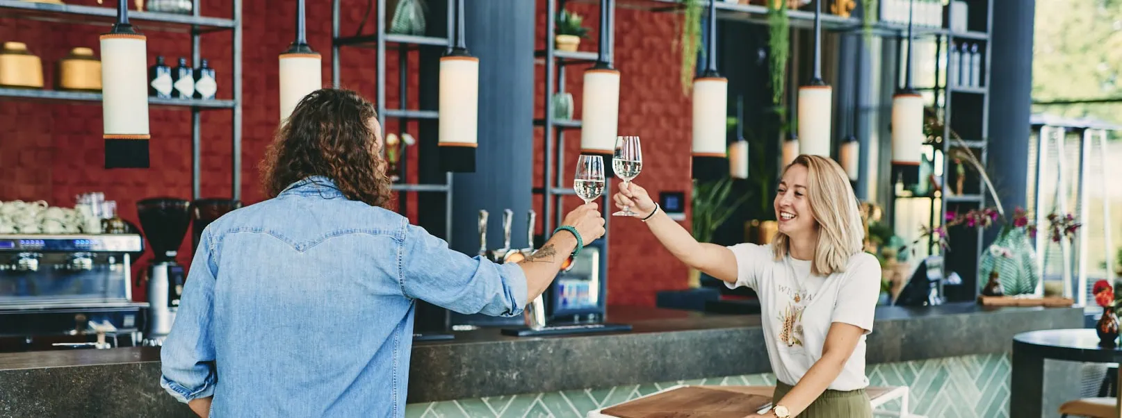 Medewerkersevent organiseren - proosten aan de bar