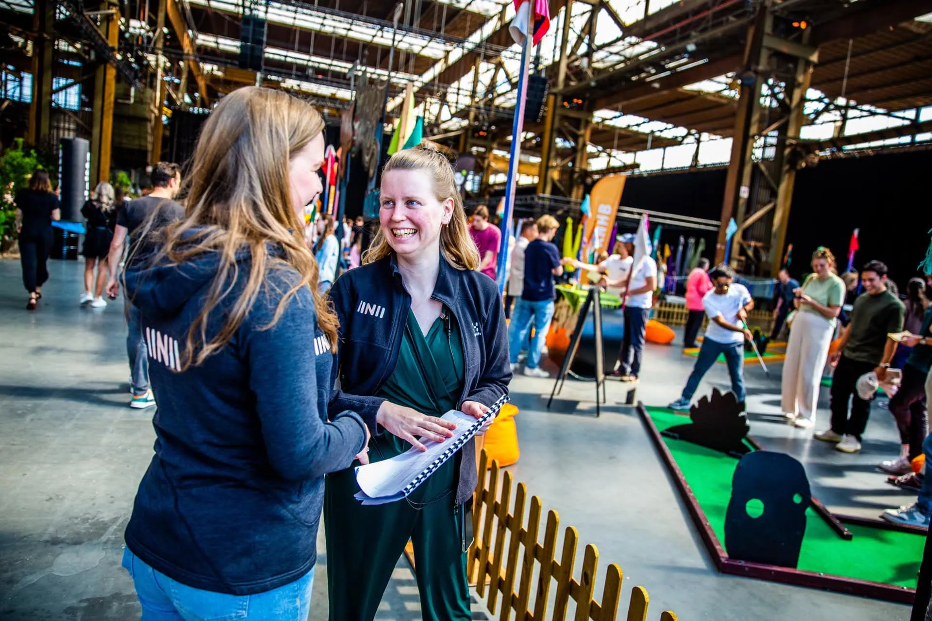 Teambuilding Rotterdam - team van IINII begeleidt een groepsactiviteit in een evenementenhal
