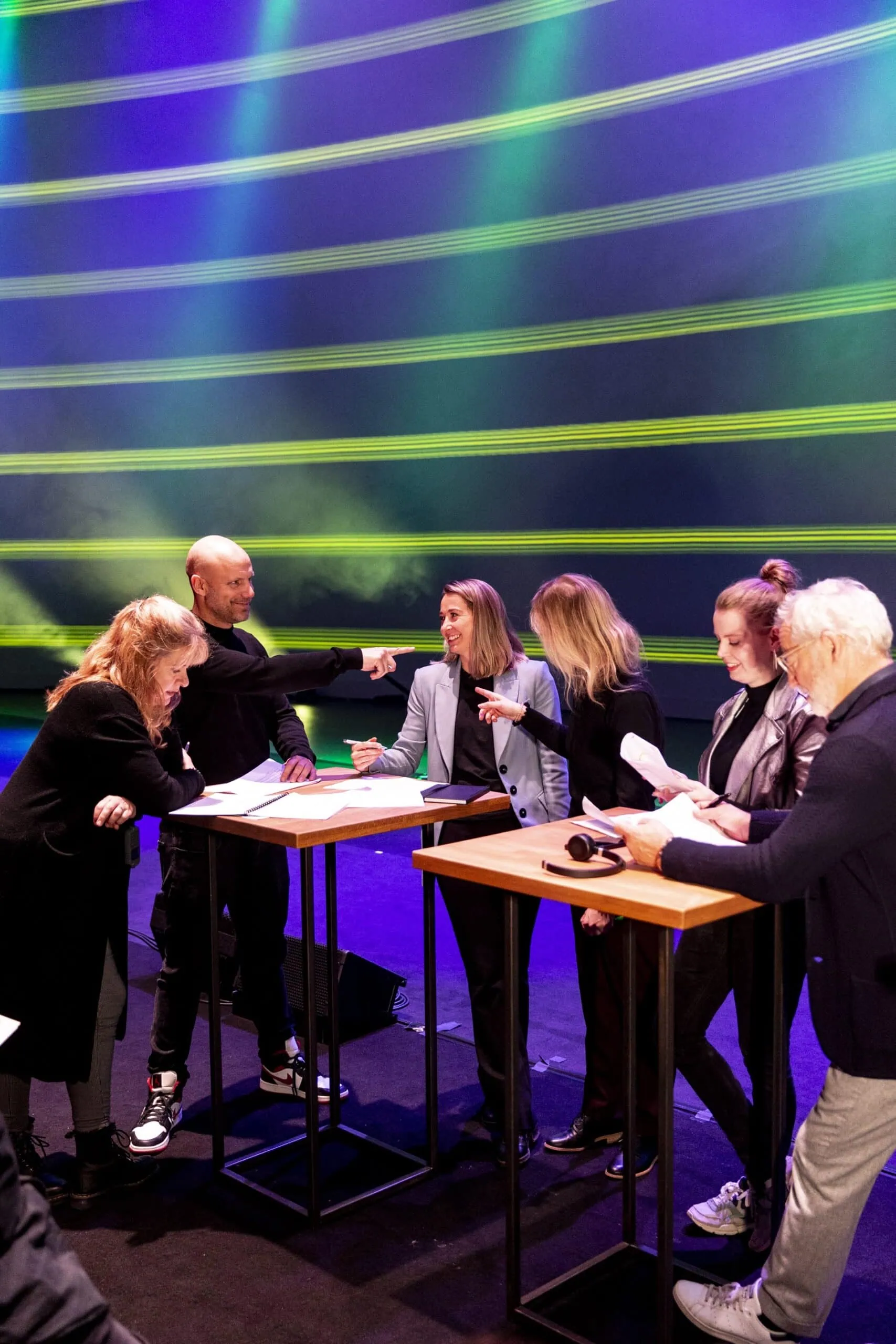 Teambuilding Amsterdam - het team lacht samen tijdens een informeel teammoment