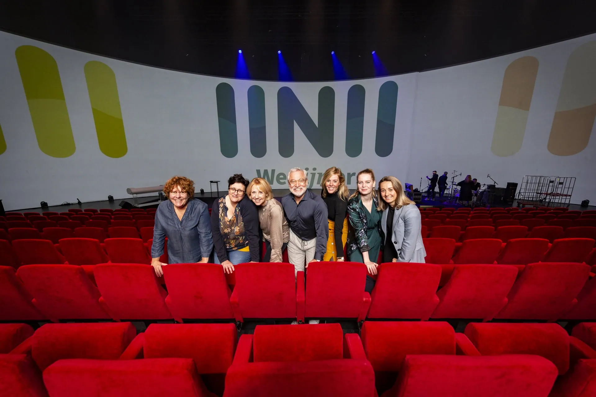 Bedrijfsevenement Amsterdam - merkbeleving met logo op groot scherm tijdens een event