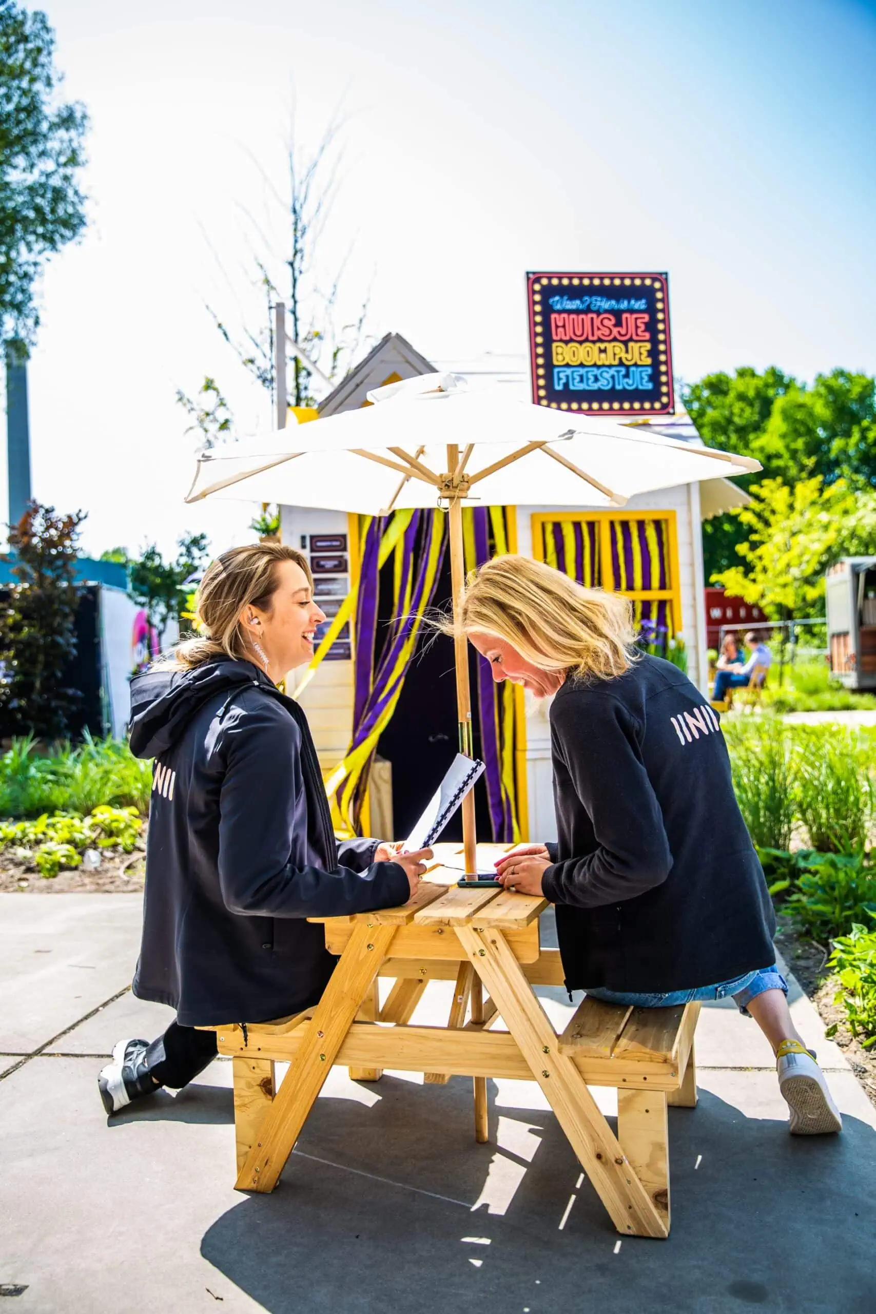 Bedrijfsevenement organiseren - eventteam stemt het programma af op de buitenlocatie