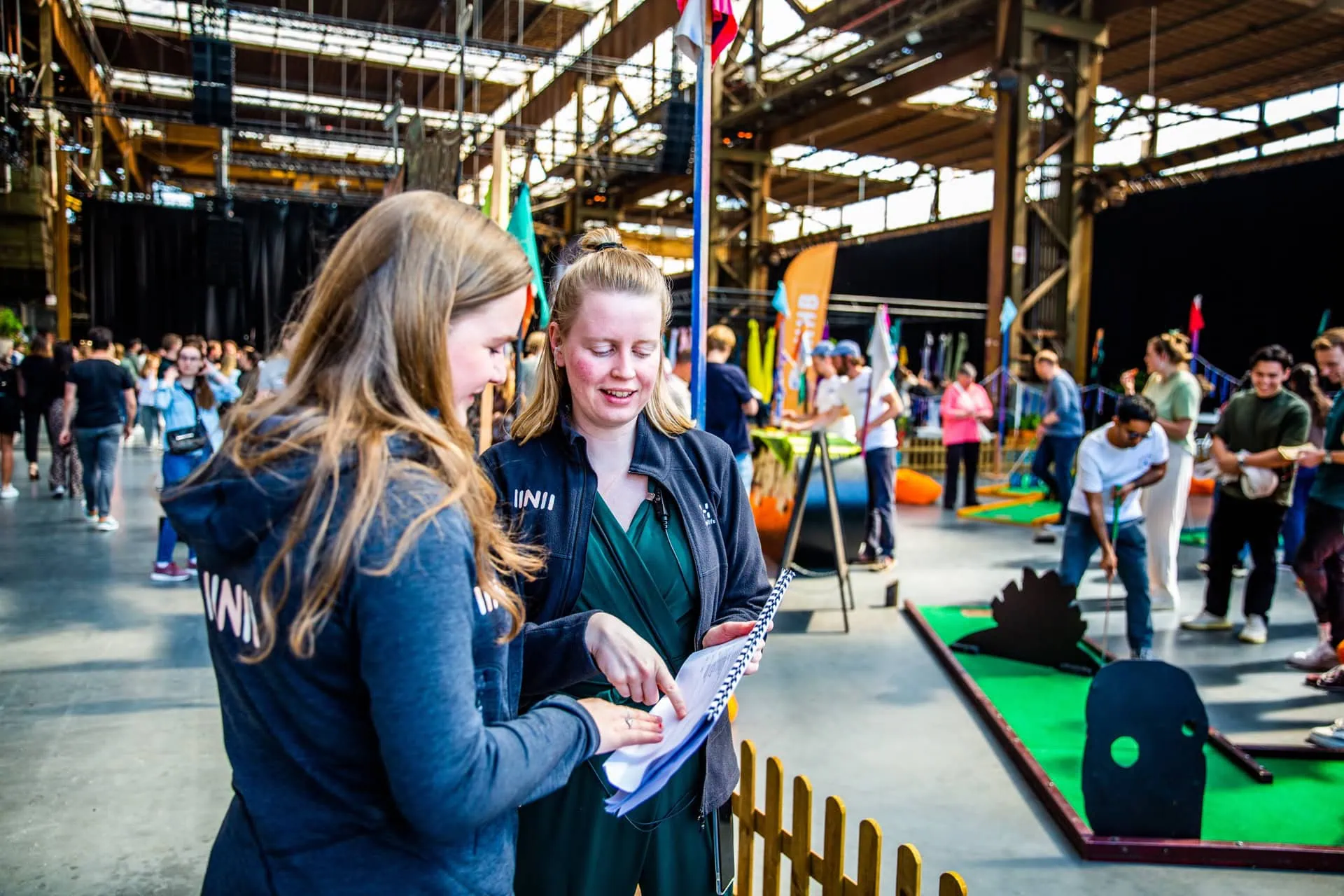 Evenement organiseren - eventteam in actie op de evenementlocatie