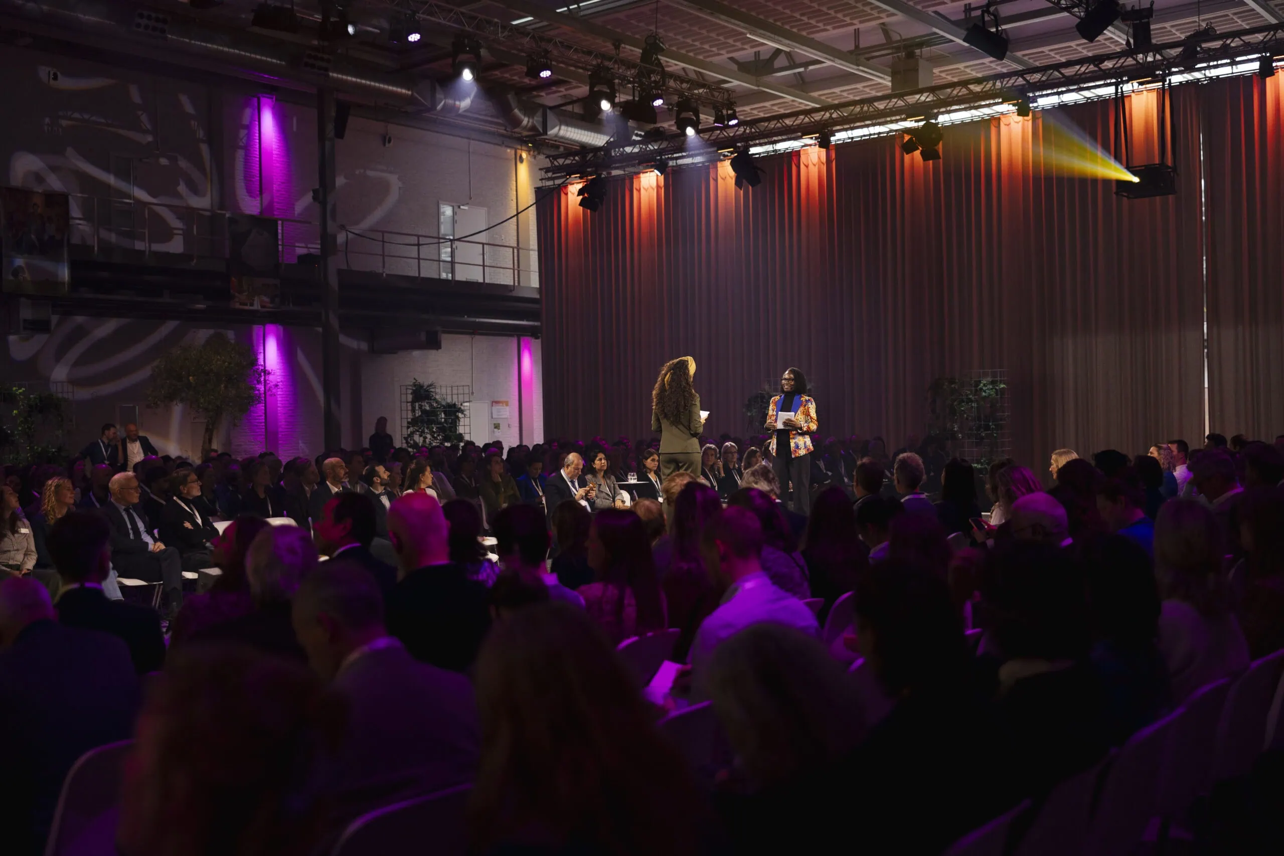 Medisch congres organiseren - plenaire zaal vol deelnemers tijdens een congres