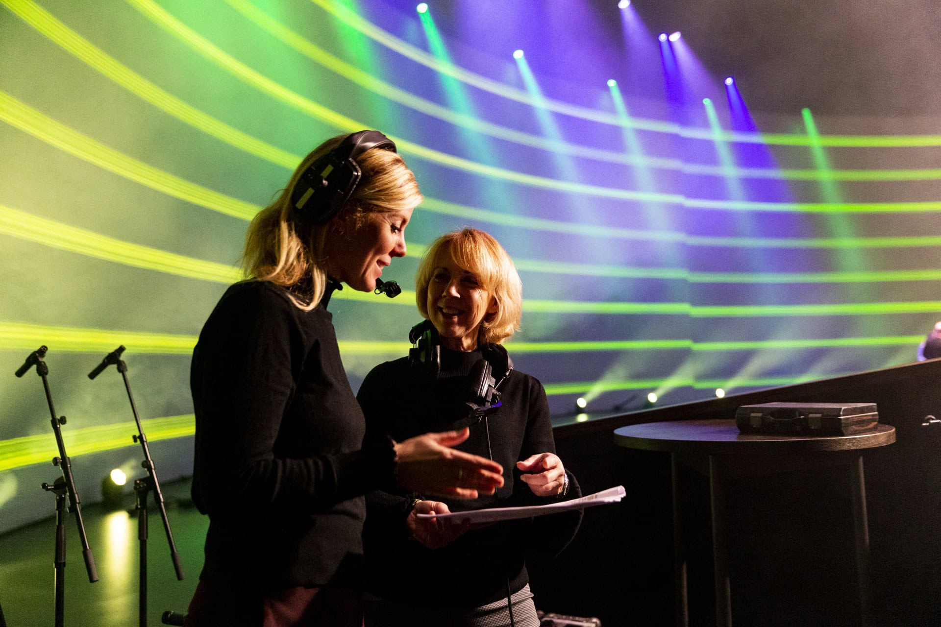 Teambuilding activiteiten - team lacht samen achter de schermen